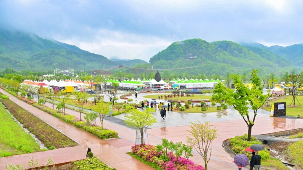 "이제 곧 끝나요"… Y형 출렁다리와 꽃이 만발한 수도권 축제 3 출렁다리