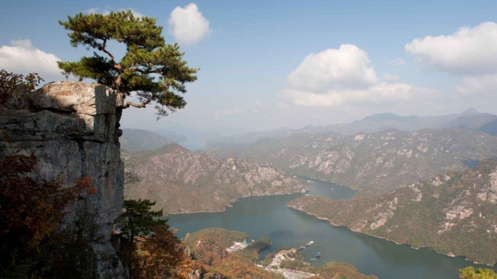 “진짜 구름 위에 앉은 기분"... 호수, 숲, 절벽 풍경에 홀리는 여행 명소 2 여행