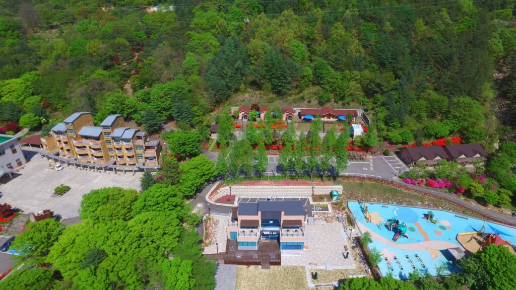 "드디어 다시 열었다"… 더 완벽한 모습으로 찾아온 자연휴양림 속 동굴 테마파크 2 동굴 테마파크