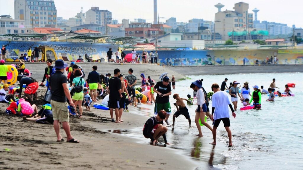 "신경통과 관절염에 효과 좋다는데"… 건강에 좋다는 검은 모래 찜질 어디서 즐길까 2 모래