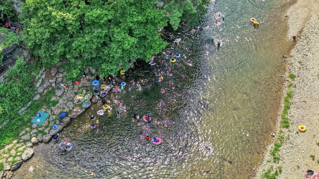 "한 달간 3만 명이 몰렸다는 계곡"… 여름 물놀이 하기 좋은 청정계곡 여행지 1 계곡