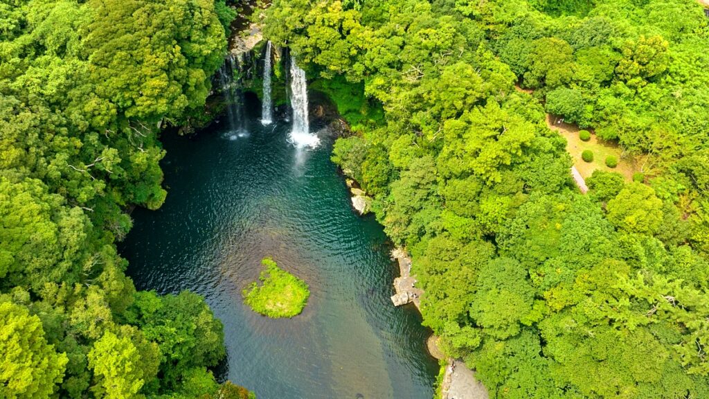 "높이 22m 폭포가 쏟아진다"… 이국적인 광경을 선사하는 여름 여행지 2 여름