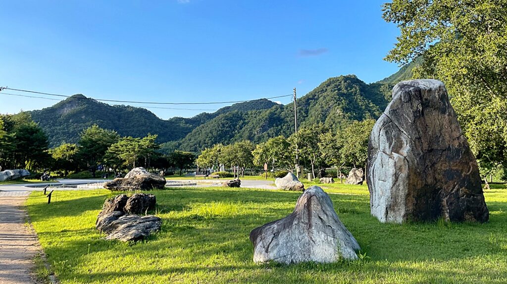 “도심 대신 찾은 돌 산책길”... 자연 속에서 감상하는 수석과 바위 전시 4 수석