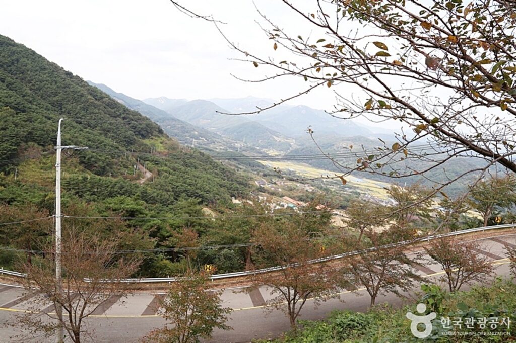 “한 폭의 풍경화 같은 절경”... 경남 산청 정취암, 가을엔 꼭 가봐야 할 여행지 추천 3 산청