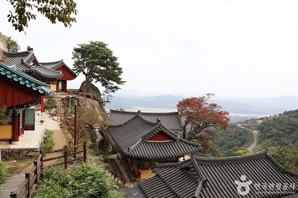 “한 폭의 풍경화 같은 절경”... 경남 산청 정취암, 가을엔 꼭 가봐야 할 여행지 추천 4 산청