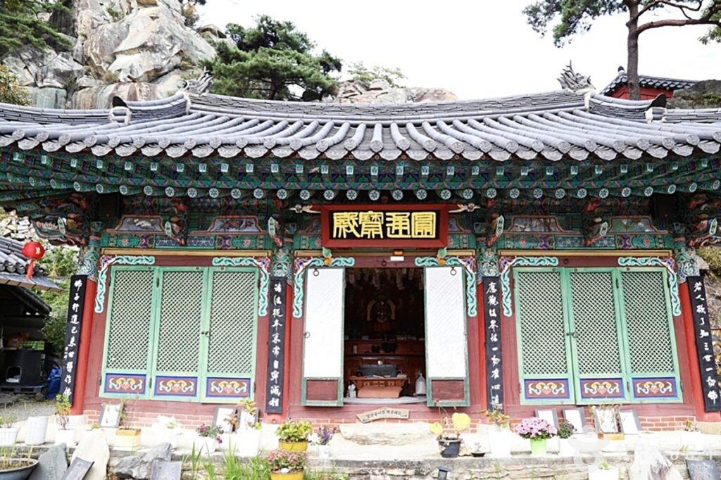 “한 폭의 풍경화 같은 절경”... 경남 산청 정취암, 가을엔 꼭 가봐야 할 여행지 추천 6 산청