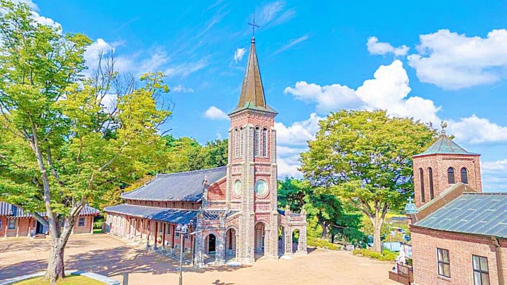 "100년 넘은 성당이 이렇게 아름답다고?"… 익산 ‘나바위성당’, 가을 감성 폭발 명소로 주목 1 익산