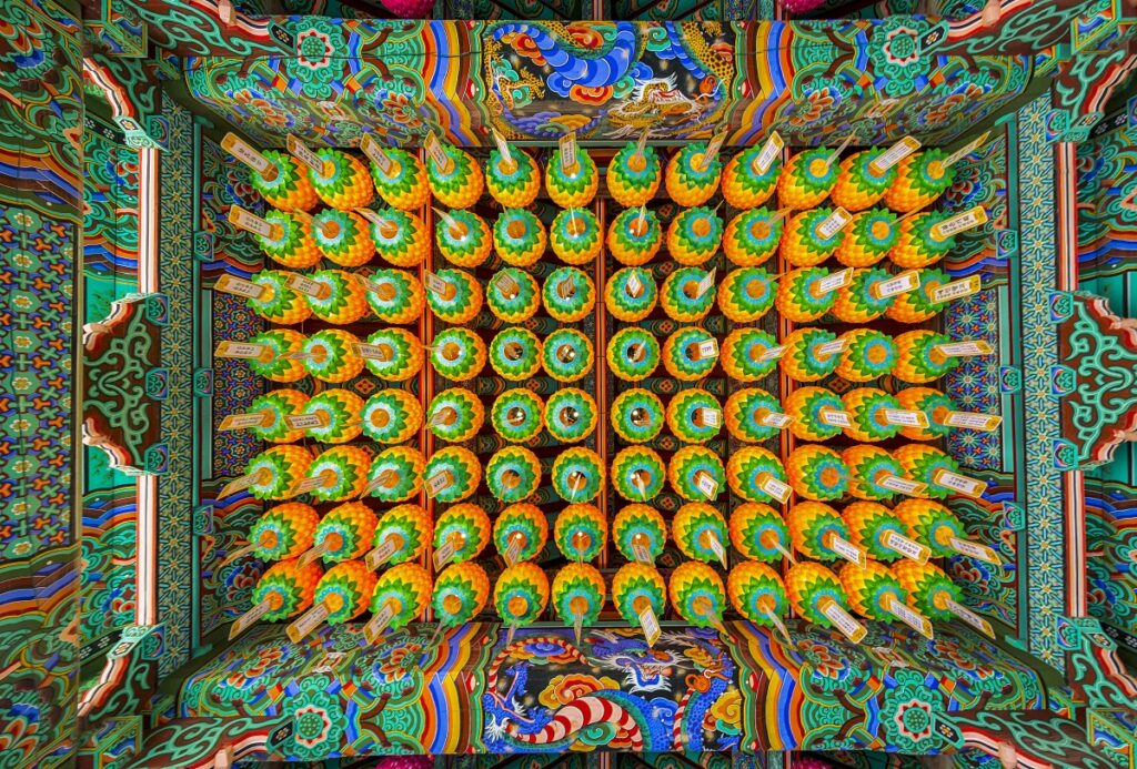 "국보가 이렇게 가까웠다"… '예산 수덕사 대웅전' 요즘 시니어들이 찾는 힐링 명소 4 수덕사